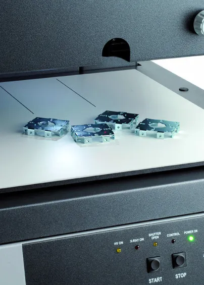 Pomiar małych elementów na stoliku urządzenia FISCHERSCOPE&reg; X-RAY XDL 230 metodą XRF