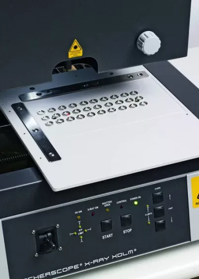 Automatyczny pomiar w&nbsp;spektrometrze XRF FISCHERSCOPE X-RAY XDLM 237