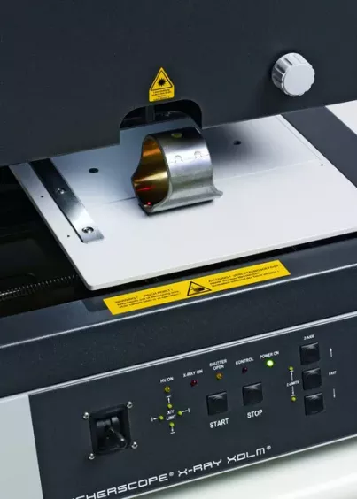 Pomiar metodą DCM w&nbsp;spektrometrze rentgenowskim FISCHERSCOPE X-RAY XDLM 237