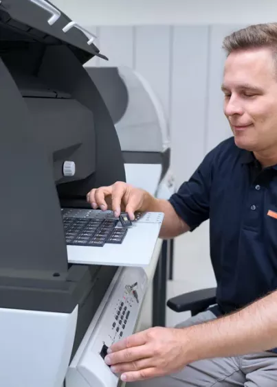 Operator wykonuje pomiar w&nbsp;spektrometrze FISCHERSCOPE X-RAY XDV-μ (zastosowania elektronika/PCB)