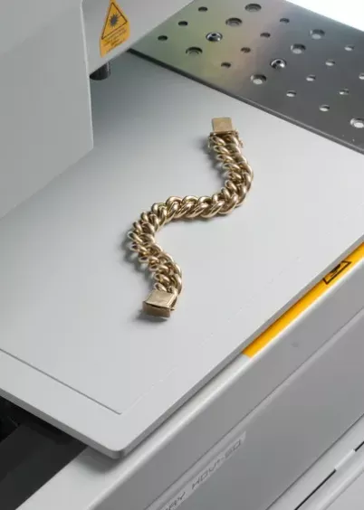 Pomiar grubości powłok na łańcuszku w&nbsp;spektrometrze FISCHERSCOPE X-RAY XDV-μ