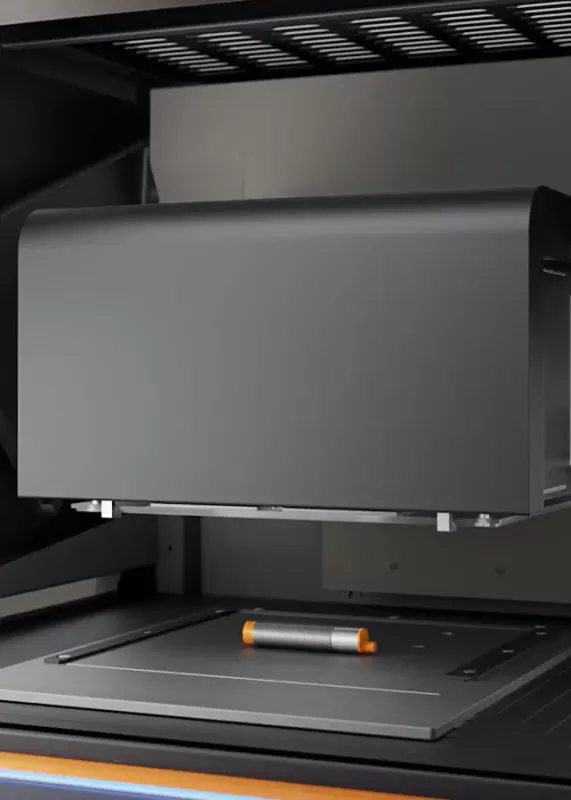 Wnętrze komory pomiarowej FISCHERSCOPE XDV ze stolikiem do pozycjonowania próbki