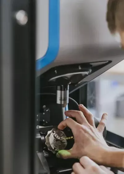 Operator montuje detal w&nbsp;urządzeniu FocusX w&nbsp;zabudowie shopfloor przed pomiarem 3D