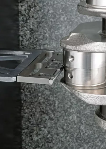 Sonda pomiarowa urządzenia Formline CFM3010 w&nbsp;trakcie kontroli wału korbowego