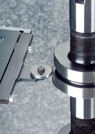 Głowica pomiarowa urządzenia Formline CFM3010 podczas badania wałka rozrządu