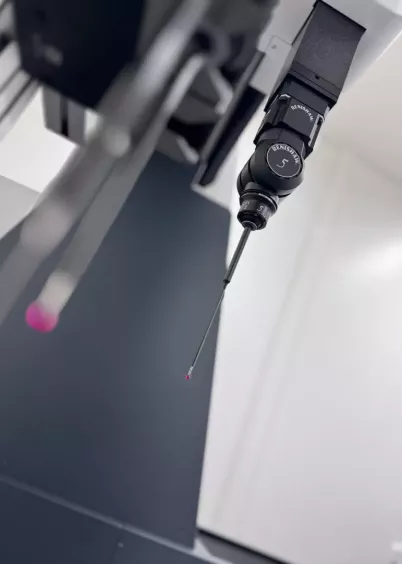 Detal głowicy pomiarowej Renishaw REVO w&nbsp;maszynie WENZEL