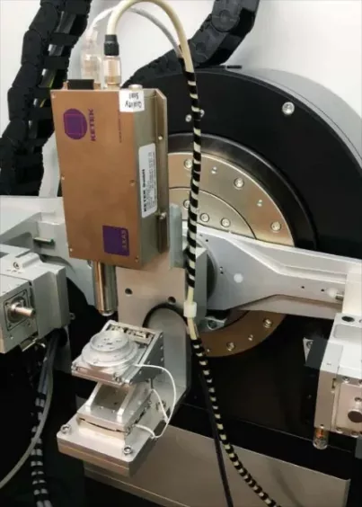 Mikropaskowy detektor DECTRIS 1D HPC do szybkiej akwizycji danych w&nbsp;GNR Explorer.