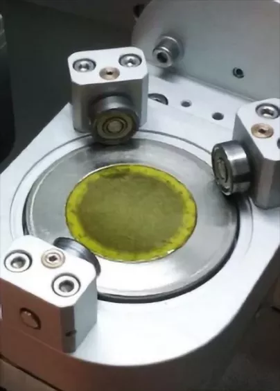 Uchwyt próbek z&nbsp;folią Kapton do pomiarów XRD w&nbsp;dyfraktometrze GNR Explorer.