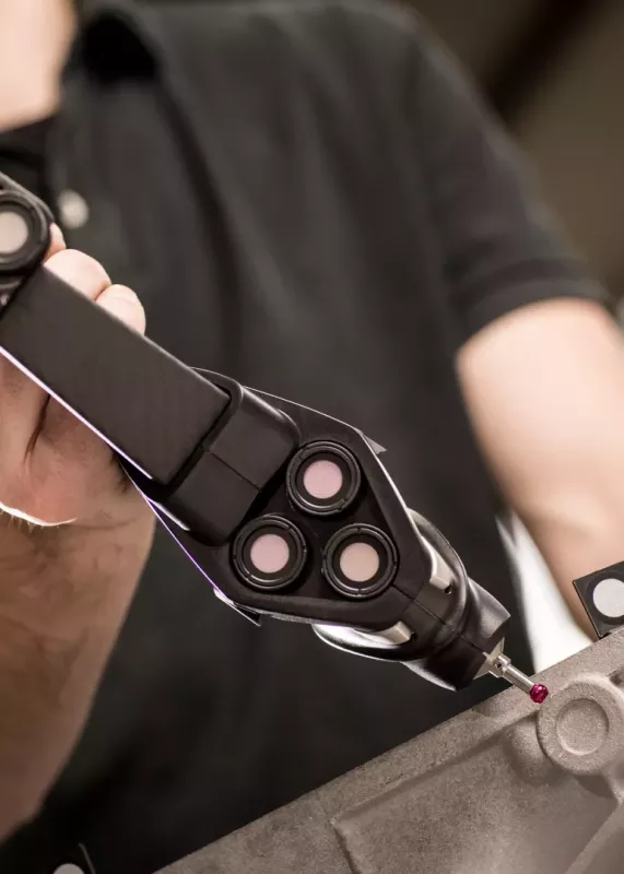 Operator wykonujący pomiar metalowego komponentu za pomocą HandyPROBE NEXT