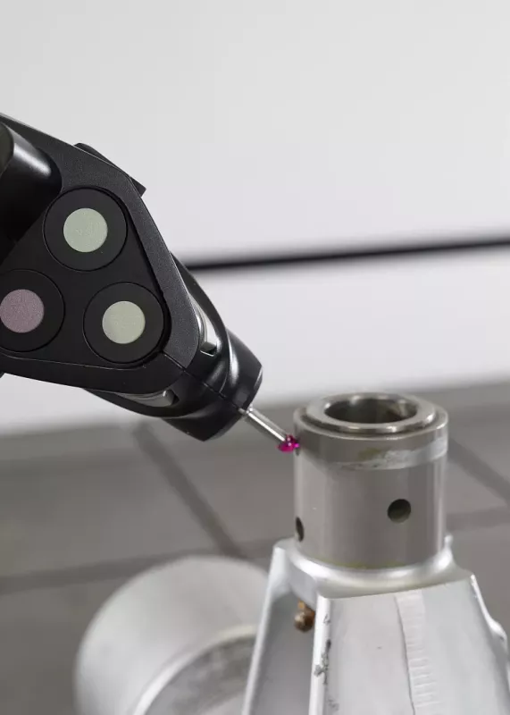 Sonda HandyPROBE NEXT wykonująca pomiar otworu w&nbsp;metalowym elemencie