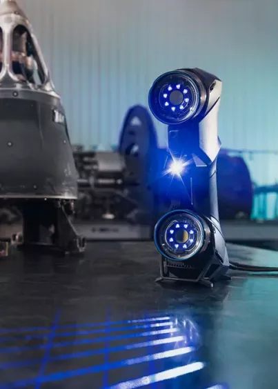 Proces skanowania 3D niebieskimi laserami skanerem HandySCAN BLACK