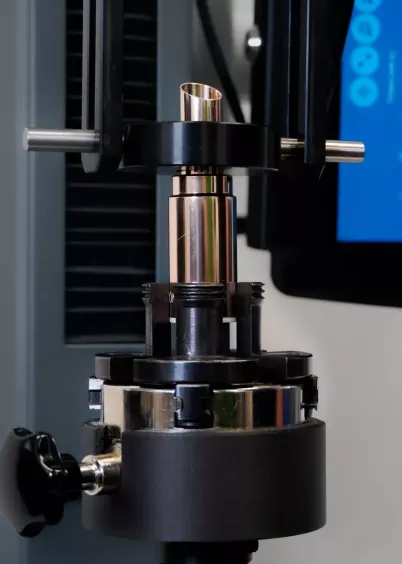 Test momentu obrotowego mechanizmu wysuwu wkładu pomadki na stanowisku HelixaPro