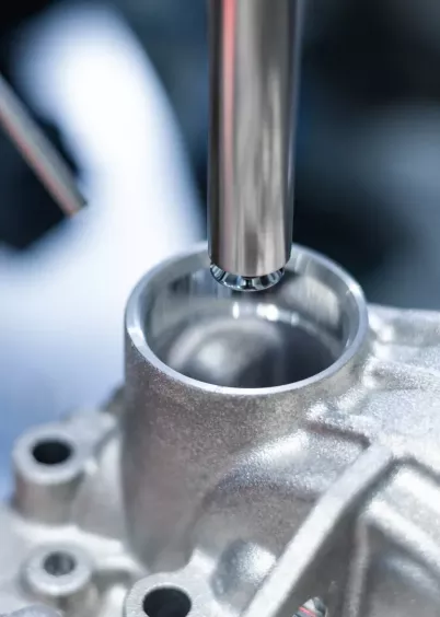 Czujnik laserowy Hommel-Etamic Visionline B20 dokonujący pomiaru wnętrza detalu aluminiowego