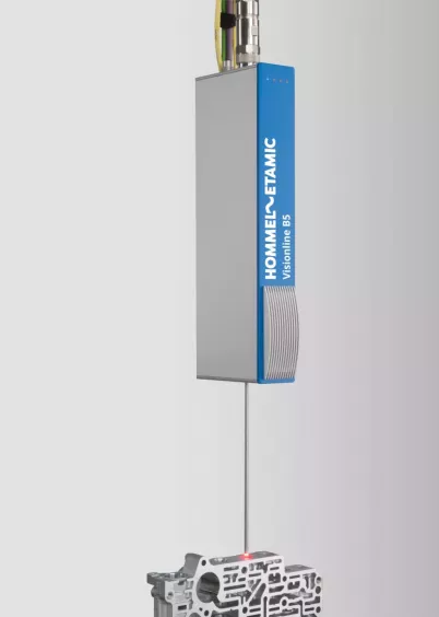 Czujnik Visionline B5 firmy HOMMEL-ETAMIC w&nbsp;trakcie pomiaru elementu metalowego – ITA Polska