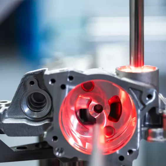 Pomiar optyczny wnętrza detalu przemysłowego z&nbsp;czerwonym światłem laserowym Visionline – ITA Polska