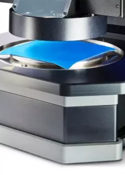 Pionowy docisk próbki w&nbsp;testerze HydroView zapewniający szczelność podczas badania wodoodporności