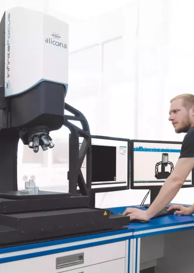 Operator obsługuje optyczny system 3D Bruker Alicona InfiniteFocus G6 do pomiaru topografii i&nbsp;chropowatości