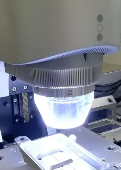 Stanowisko pomiarowe InfiniteFocusSL podczas pomiaru 3D – przykład zastosowania (Vitesco)