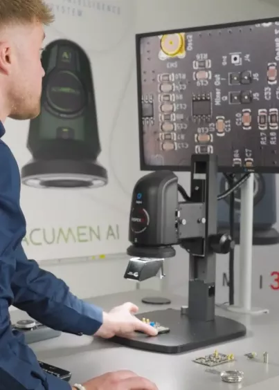 Stanowisko inspekcyjne z&nbsp;mikroskopem cyfrowym INSPEX 3 i&nbsp;monitorem podczas kontroli płytki PCB