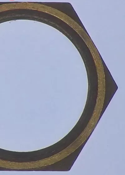 Widok z&nbsp;mikroskopu cyfrowego INSPEX 3 przedstawiający pomiar nakrętki sześciokątnej