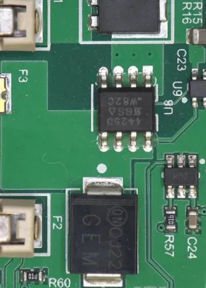 Płytka drukowana PCB oglądana w&nbsp;powiększeniu 10× pod mikroskopem cyfrowym INSPEX 4K