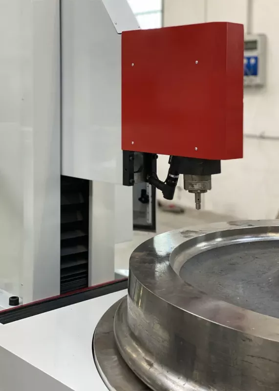 Głowica twardościomierza Integral Wheels podczas badania koła kolejowego