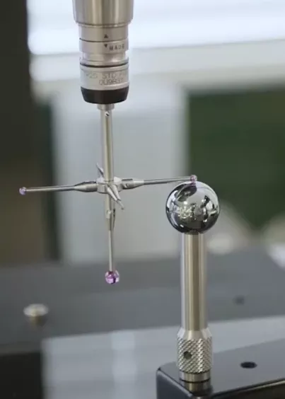 Zbliżenie na kalibrację sondy dotykowej w&nbsp;CMM