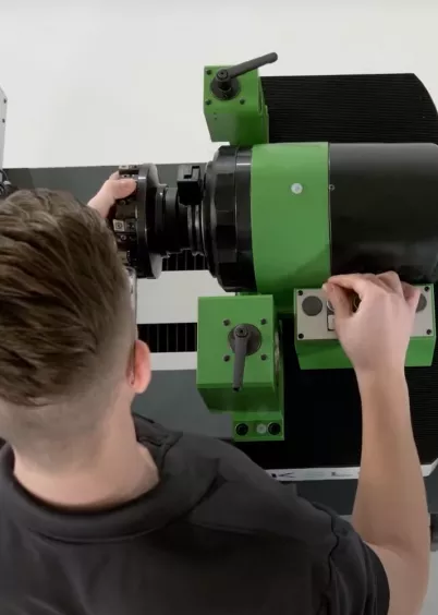 Operator obsługujący ustawiacz narzędziowy KENOVA set line H3