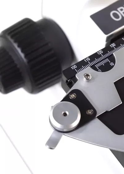 Stolik przedmiotowy i&nbsp;skala pozycjonowania w&nbsp;mikroskopie KERN OBE-1