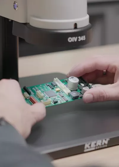 Mikroskop Kern OIV-345 w&nbsp;zastosowaniach laboratoryjnych i&nbsp;produkcyjnych