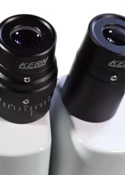 Zbliżenie na okulary mikroskopu KERN OSF-4G z&nbsp;regulacją dioptrii