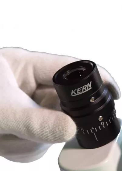 Zbliżenie na okulary mikroskopu KERN OSF-4G z&nbsp;regulacją dioptrii