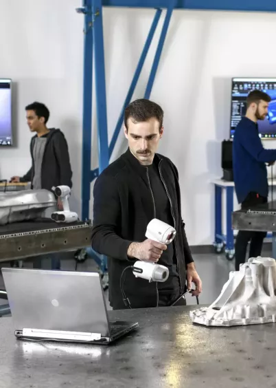 Studenci skanują część techniczną skanerem Creaform w&nbsp;laboratorium edukacyjnym