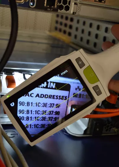 Ręczna lupa inspekcyjna cyfrowa Camβ ułatwiająca odczyt etykiet przewodów w&nbsp;szafie serwerowej
