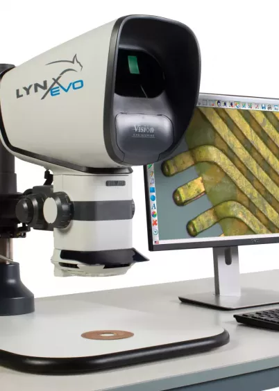 Stanowisko pomiarowe Lynx EVO z&nbsp;kamerą SmartCam i&nbsp;monitorem do inspekcji jakościowej