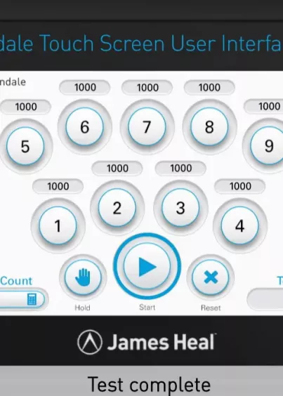 Użytkownik wprowadza parametry na ekranie TestWise Touch w testerze ścieralności i mechacenia Martindale
