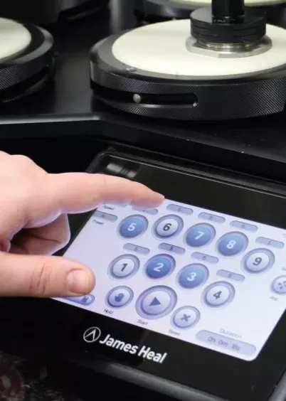 Ekran TestWise Touch z listą norm i pól testowych do badań ścieralności zgodnie z ISO 12947