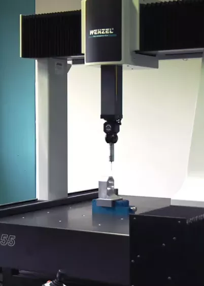 Maszyna pomiarowa CMM Wenzel SF 55 w&nbsp;trakcie pomiarów elementów mechanicznych