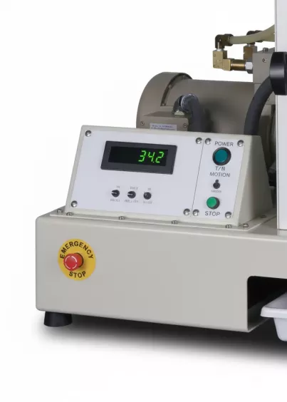 Zbliżenie panelu sterowania tenderometru TMS TU z&nbsp;wyświetlaczem wartości TR i&nbsp;przyciskami funkcyjnymi.