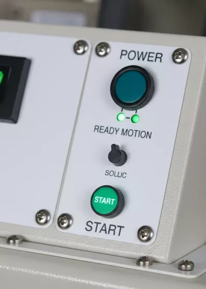 Detal przycisku START i&nbsp;kontrolek READY/MOTION – automatyczny cykl testu i&nbsp;funkcja PEAK w&nbsp;tenderometrze TMS TU.