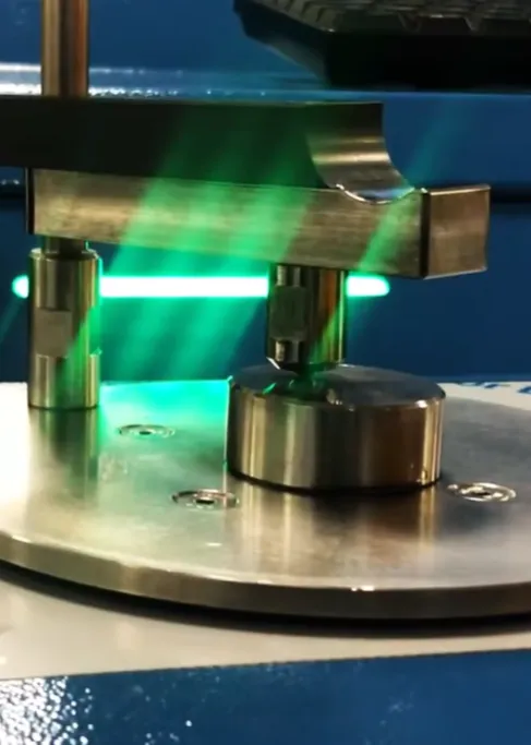 Operator wykonuje pomiar składu stopu na spektrometrze GNR Metal Lab Plus