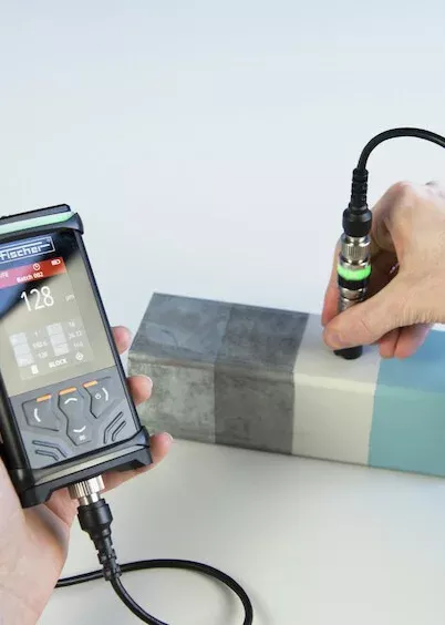 Miernik Fischer Dualscope podczas pomiaru grubości powłoki