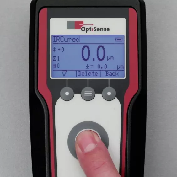 Ekran miernika grubości powłok OptiSense PaintChecker Mobile z&nbsp;pomiarem w&nbsp;mikrometrach