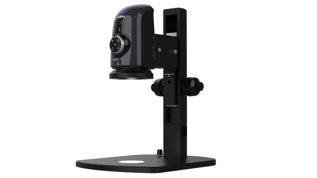 Cyfrowy mikroskop inspekcyjny INSPEX 4K firmy ASH zamontowany na statywie z&nbsp;podstawą roboczą