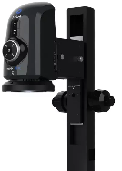 Cyfrowy mikroskop inspekcyjny INSPEX 4K firmy ASH zamontowany na statywie z&nbsp;podstawą roboczą