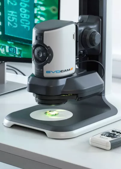 Mikroskop EVO Cam II Vision Engineering z&nbsp;monitorem do inspekcji i&nbsp;kontroli jakości