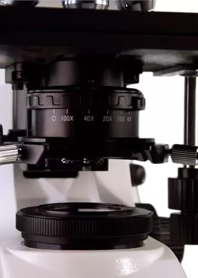 Kondensor mikroskopu KERN OBN – zbliżenie na układ pod stolikiem