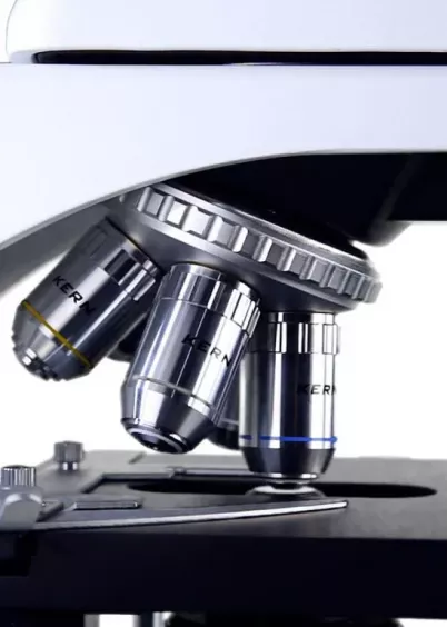 Zbliżenie na obiektywy mikroskopu KERN OBN i&nbsp;stolik preparatowy