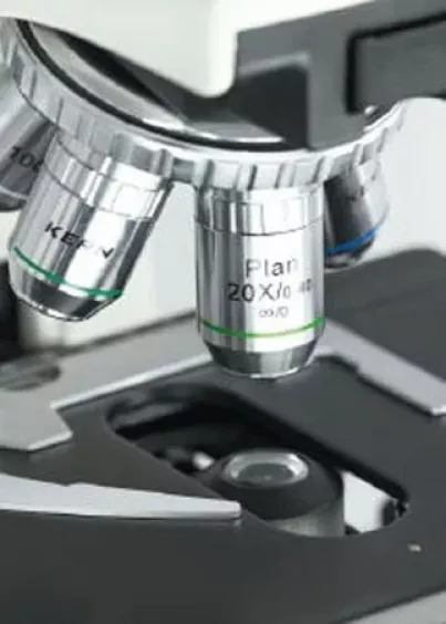 Obiektywy mikroskopu KERN OBN – detale rewolweru i&nbsp;stolika