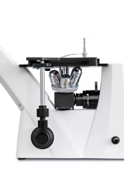 Mikroskop metalograficzny KERN OLM-170 (trinokularowy) – widok z&nbsp;boku, stolik i&nbsp;układ optyczny